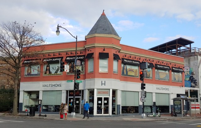 Half-smoke, outside view