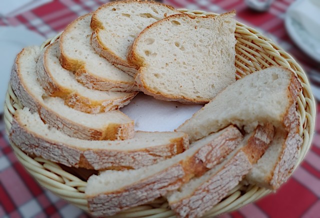 Bowl of sliced french bread.