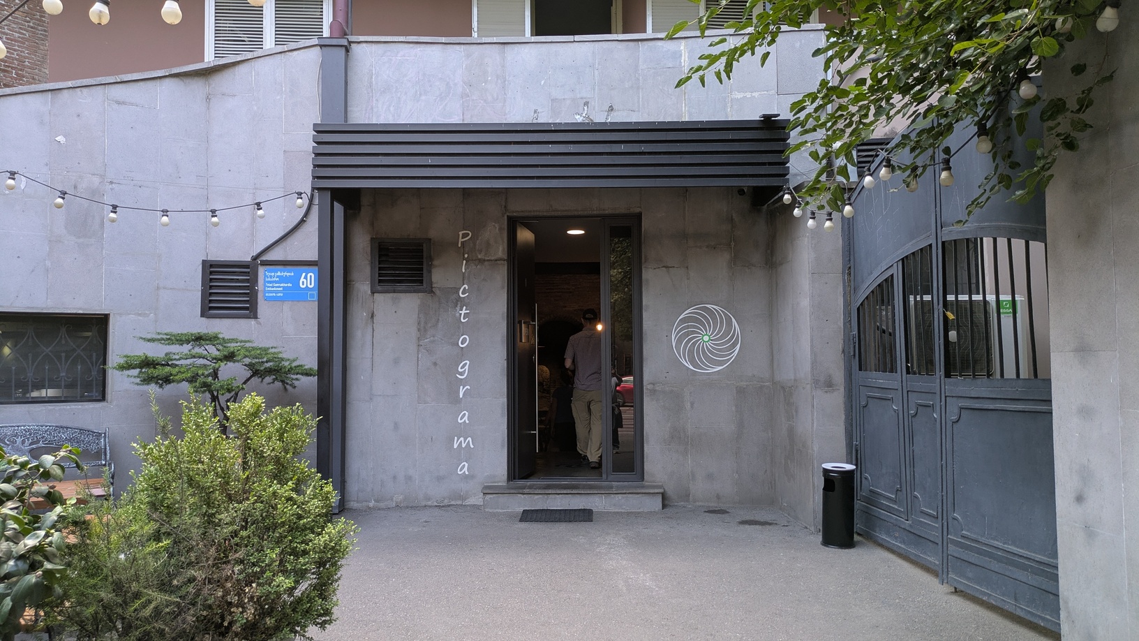 Pictograma - outside view