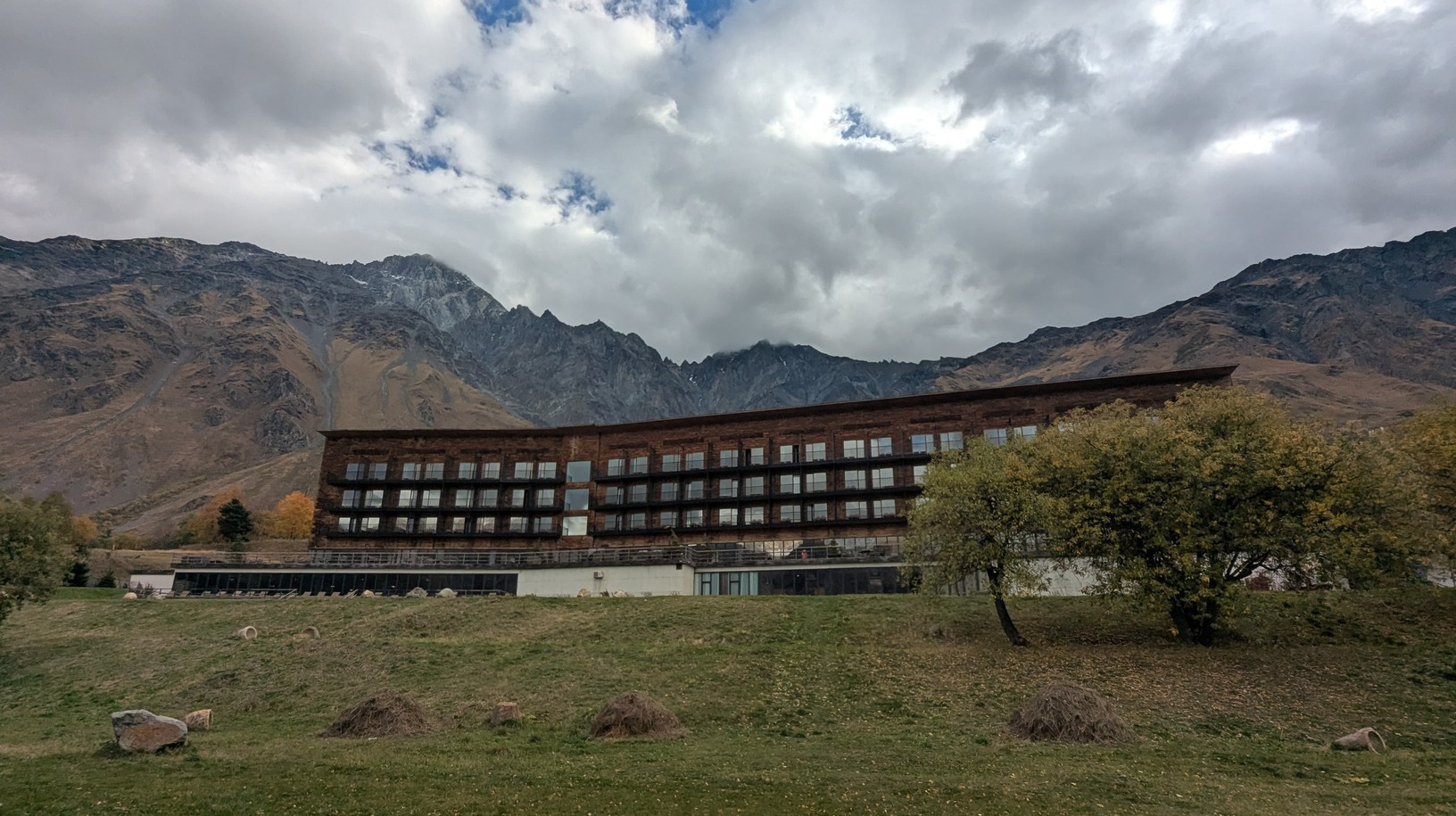 Rooms Hotel Kazbegi, outside view